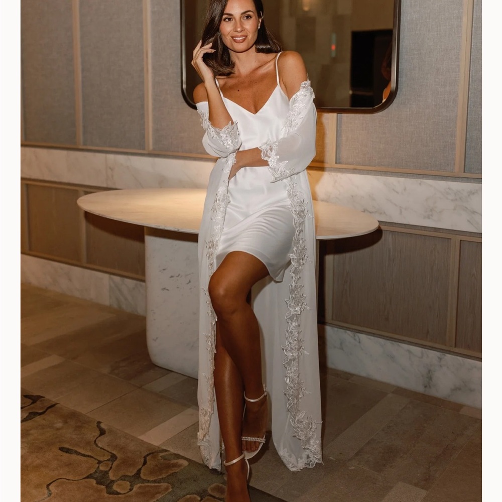 Le Rose Iris Bridal Lace Trim Maxi Robe w Slip White XS/S NWT Sold Out - Picture 2 of 8